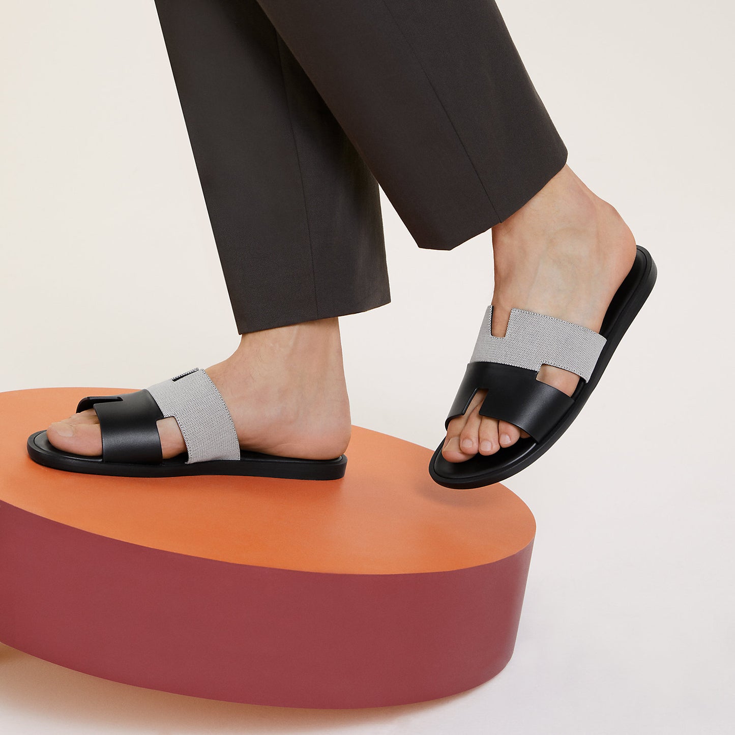 Hermès Izmir sandal 'Prunoir / Noir'
